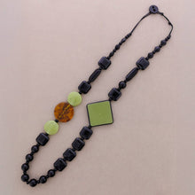 Charger l'image dans la galerie, Collier long à perles en résine