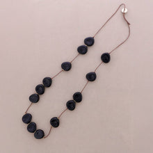 Charger l'image dans la galerie, Collier long perles médaille en résine
