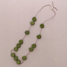 Charger l'image dans la galerie, Collier long perles médaille en résine