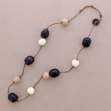 Charger l'image dans la galerie, Collier long perles boules en résine