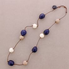 Charger l'image dans la galerie, Collier long perles boules en résine