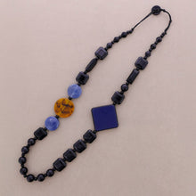 Charger l'image dans la galerie, Collier long à perles en résine