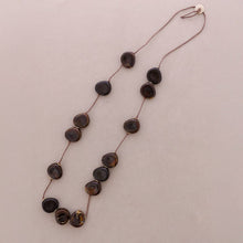 Charger l'image dans la galerie, Collier long perles médaille en résine