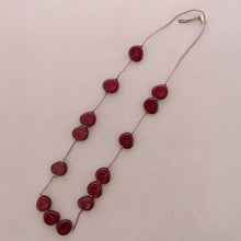 Charger l'image dans la galerie, Collier long perles médaille en résine