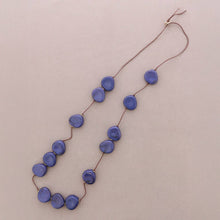 Charger l'image dans la galerie, Collier long perles médaille en résine