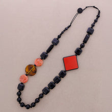 Charger l'image dans la galerie, Collier long à perles en résine