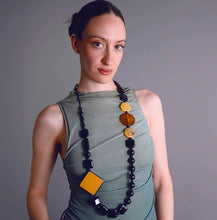 Charger l'image dans la galerie, Collier long à perles en résine