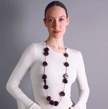 Charger l'image dans la galerie, Collier long perles médaille en résine