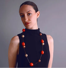 Charger l'image dans la galerie, Collier long perles boules en résine