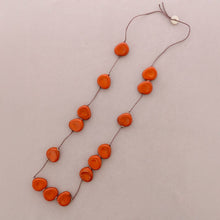 Charger l'image dans la galerie, Collier long perles médaille en résine