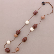 Charger l'image dans la galerie, Collier long perles boules en résine
