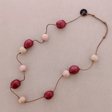 Charger l'image dans la galerie, Collier long perles boules en résine