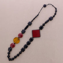 Charger l'image dans la galerie, Collier long à perles en résine