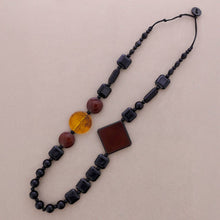 Charger l'image dans la galerie, Collier long à perles en résine