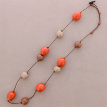 Charger l'image dans la galerie, Collier long perles boules en résine