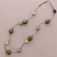 Charger l'image dans la galerie, Collier long perles boules en résine